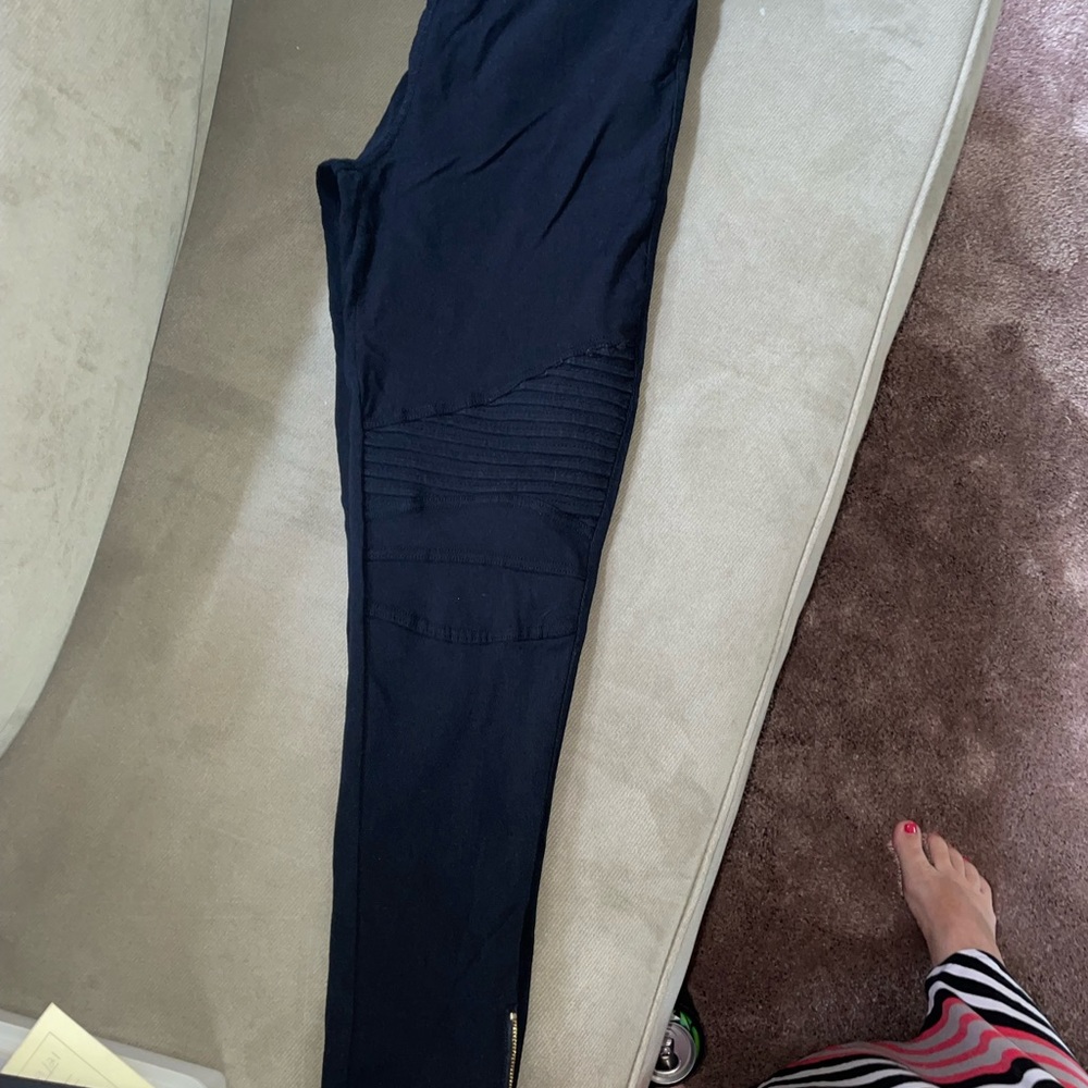 Black jegging size large. Textured and zipper bottoms. Cute with heels. - Picture 4 of 6